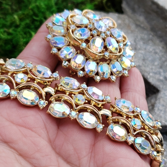 Vintage Crown Trifari Aurora Borealis Faceted Rhinestone Gold Rhodium Bracelet - Picture 8 of 16